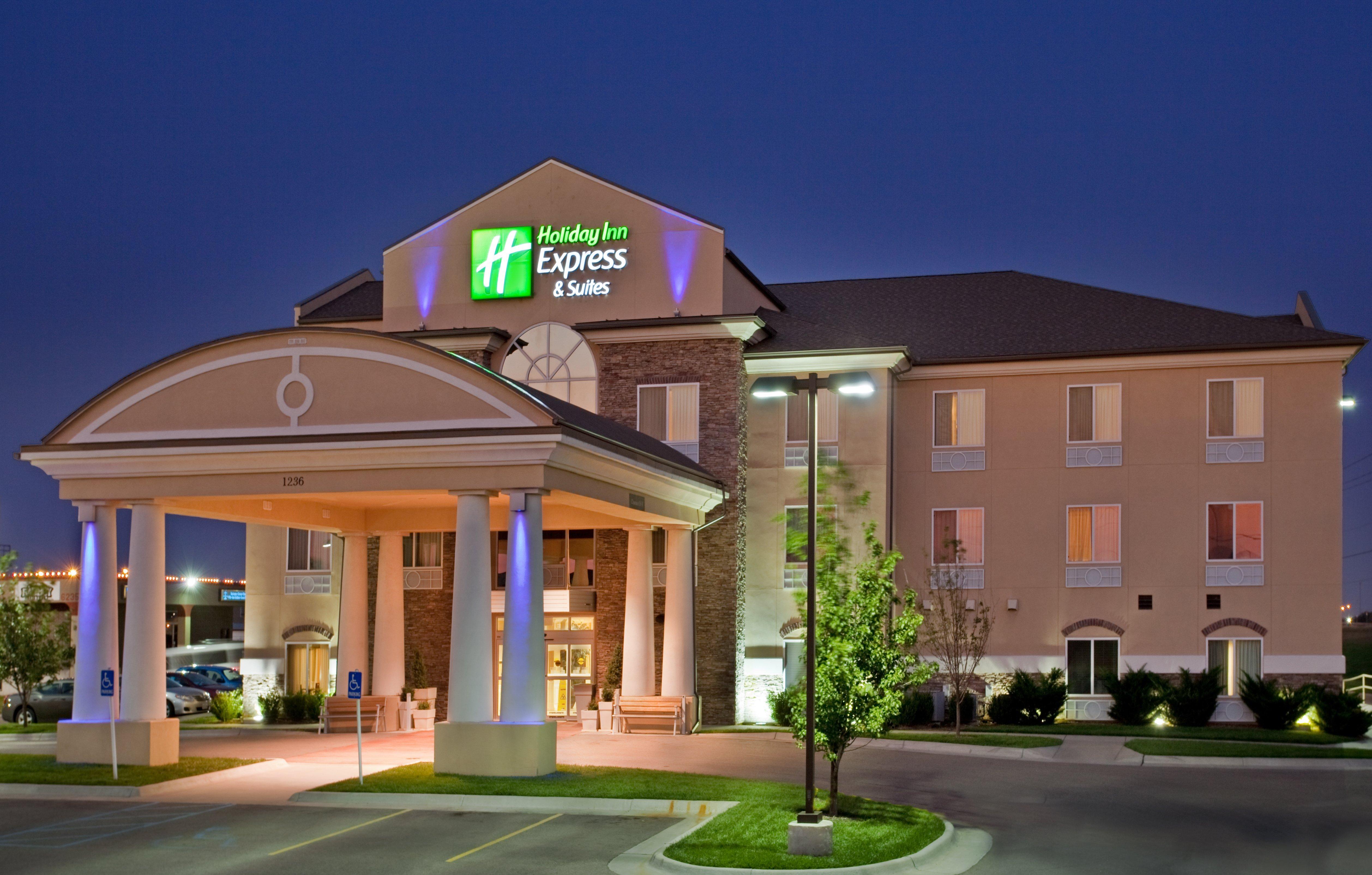 Holiday Inn Express Hotel & Suites Wichita Airport, An Ihg Hotel Esterno foto